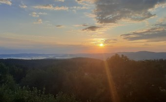 Widok z sypialni o wschodzie.